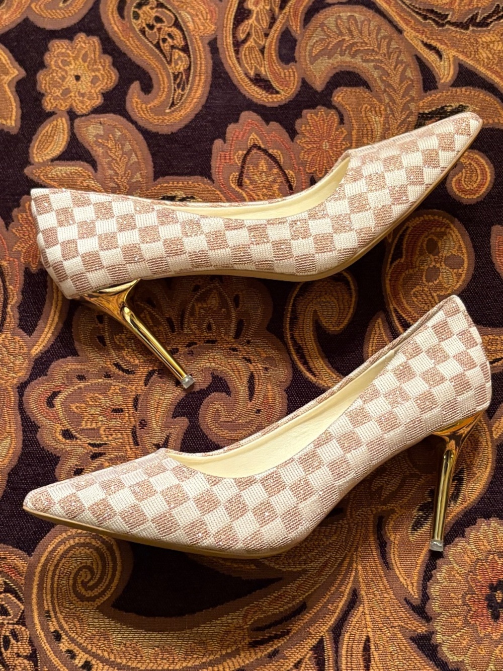 NWOT LIGUANNOXIE Cream & Gold Glitter Checkered Pumps with Stunning Gold Heels!